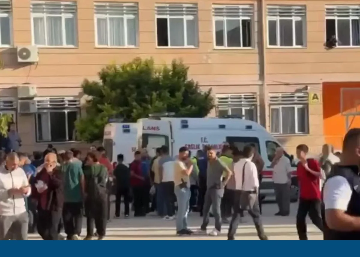 Manisa'da okul önünde silahlı saldırı, yaralı öğrenciler var